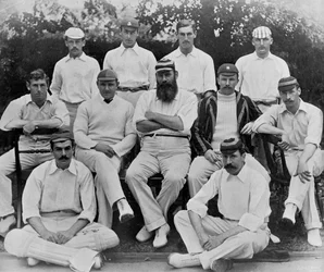 Das Gentlemen-Team aus dem Gentlemen-vs-Players-Match in Lords 1894, aus Berühmte Cricketspieler und Cricketplätze, veröffentlicht von Hudson und Kearns, 1895